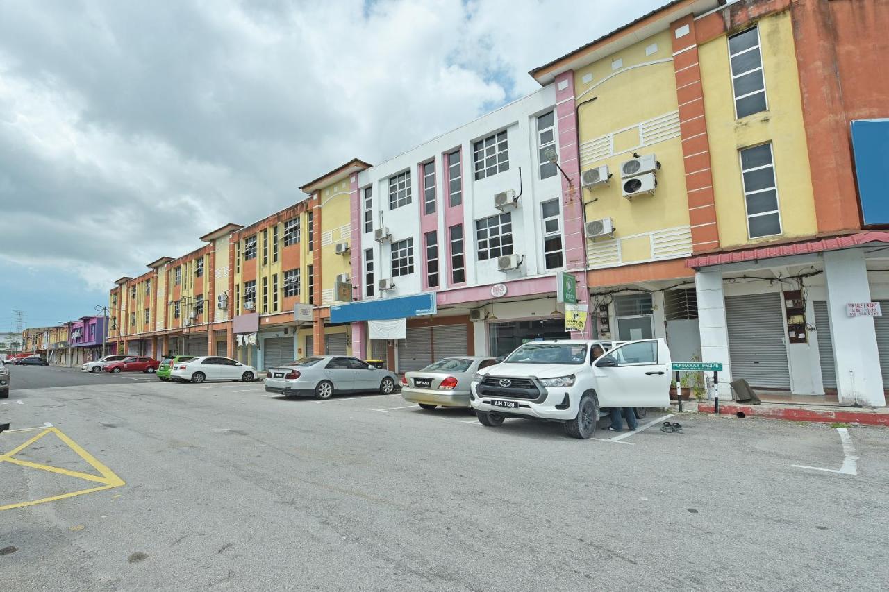 Oyo 90644 M Three Hotel Sitiawan Luaran gambar