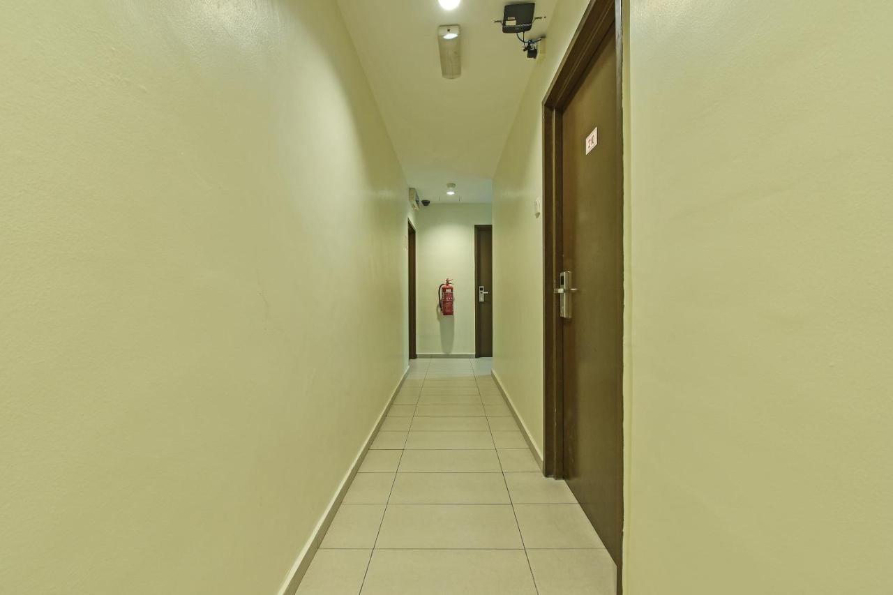 Oyo 90644 M Three Hotel Sitiawan Luaran gambar