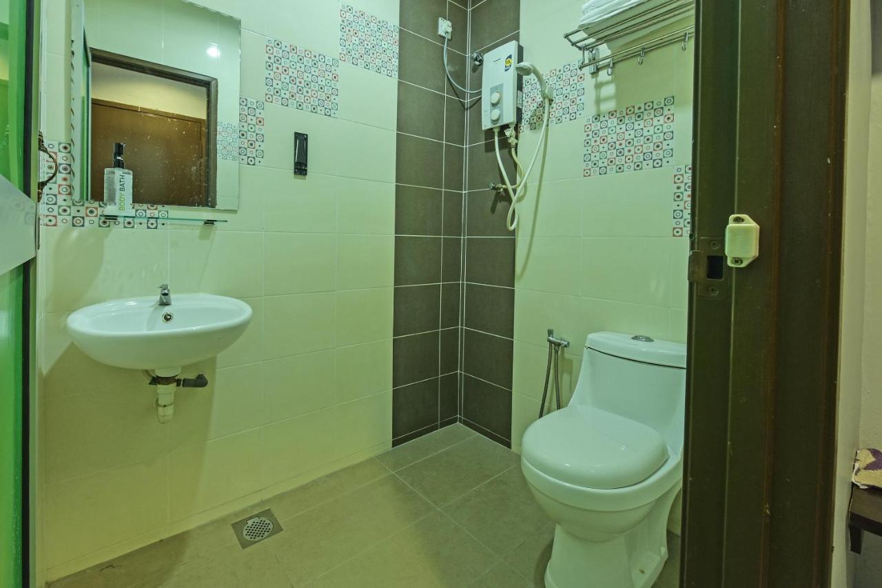 Oyo 90644 M Three Hotel Sitiawan Luaran gambar